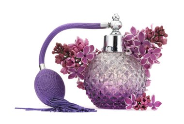 Bir şişe lüks parfüm ve beyaza ayrılmış leylak çiçekleri.