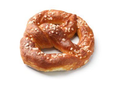 Lezzetli kraker, beyaz üzerine tuz dökülmüş.