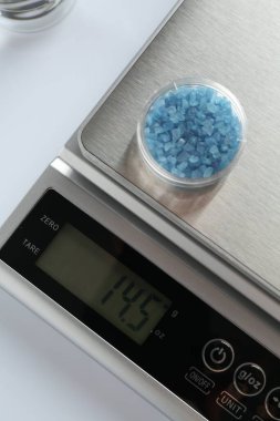 Beyaz zemin üzerinde Petri kabı ile laboratuvar ölçeği, üst görünüm