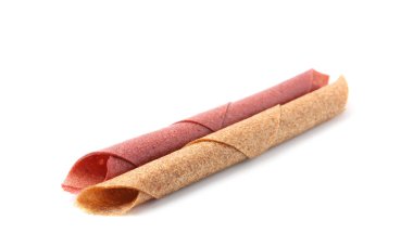 Beyaz arka planda lezzetli meyve ruloları