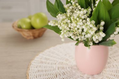 Vadinin güzel zambaklarından oluşan buket kapalı bir masada, yakın plan.