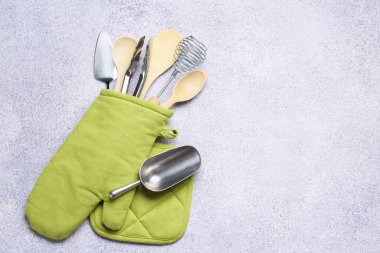 Farklı mutfak aletleri fırın eldivenlerinde, ışık masasında, üst tarafta. Metin için boşluk