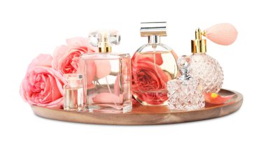 Birçok farklı parfüm şişeleri ve güller beyaz üzerine izole edilmiş.