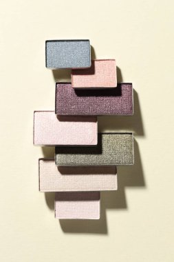 Bej arka planda güzel göz farı dolgu kapları, düz yatış