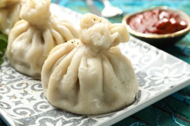 Lezzetli khinkali, masada sosla servis ediliyor, yakından.