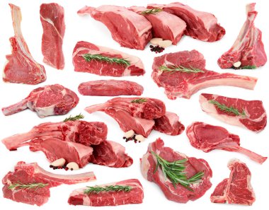 Çiğ et parçaları ve beyaza izole edilmiş baharatlar, kolaj.