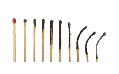 Yanmış kibritler ve beyaz arkaplanda hepsi.