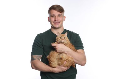 Beyaz arka planda sevimli kızıl kedisi olan adam.