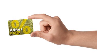 Beyaz arka planda şık tasarımı olan Bonus kartı tutan adam, yakın plan