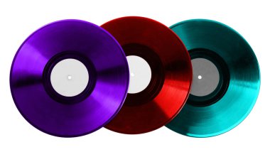 Beyaz arkaplanda üç renkli vinil plak