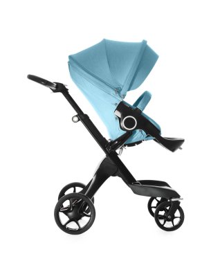 Bebek arabası. Açık mavi tenteli modern bebek arabası beyaza izole edilmiş.
