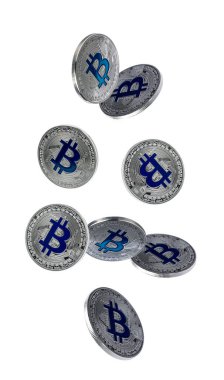 Kripto para birimi. Beyaz arkaplana düşen gümüş bitcoinler