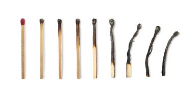 Beyaz arkaplanda eşleşmeler, kolaj ile bütünden tamamen yanmış aşamalar