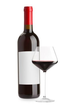 Boş etiketli ve beyaz bardaklı lüks kırmızı şarap.