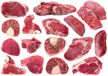 Beyaza izole edilmiş çiğ et parçaları, kolaj.