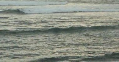 Güzel dalgalı deniz manzarası yaz günü