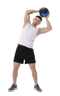 Beyaz arka planda ilaç topuyla egzersiz yapan adam.