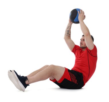 Beyaz arka planda ilaç topuyla egzersiz yapan adam.