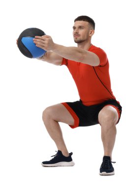 Beyaz arka planda ilaç topuyla egzersiz yapan adam.