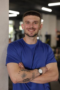 Spor salonundaki profesyonel kişisel antrenör portresi