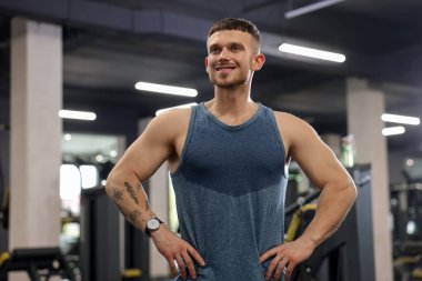 Spor salonundaki profesyonel kişisel antrenör portresi