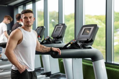 Spor merkezinde profesyonel kişisel antrenör portresi