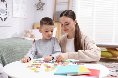 Disleksi. Anne ve oğlu içeride mektup öğreniyorlar.