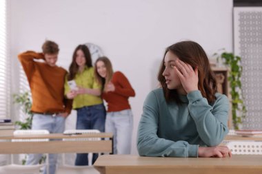 Okuldaki zorbalıktan muzdarip genç kız, seçici odaklanma