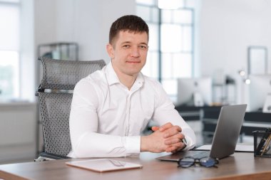 Ofisteki yakışıklı adamın portresi.