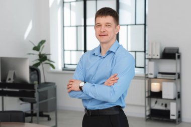 Yakışıklı orta yaşlı bir adamın portresi.