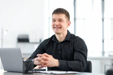 Ofisteki yakışıklı adamın portresi.