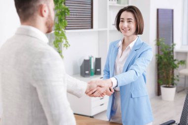 Asker ve aday ofiste el sıkışıyor