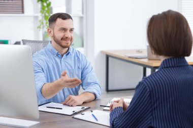 Aday ve adayın ofiste iş görüşmesi var.