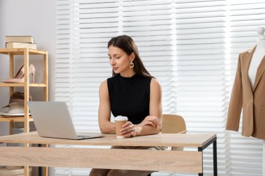 Profesyonel stilist müşterisiyle çevrimiçi danışmanlık yapıyor.