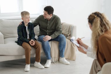 Baba ve oğul psikologla görüşüyor, seçici odaklanma.