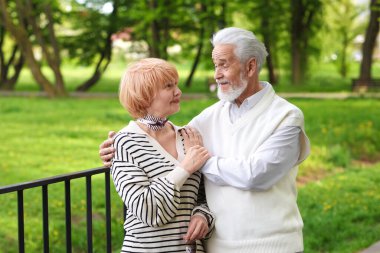 Sevgili son sınıf çiftimiz parkta birlikte vakit geçiriyorlar.