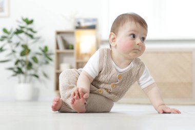 Evde yerde sürünerek şirin bebek