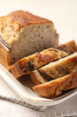 Masanın üzerinde muz ekmeği parçaları, yakın plan.