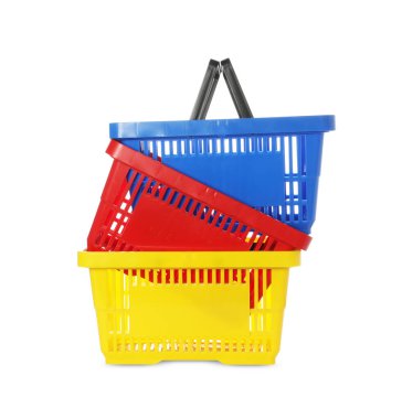 Beyaza izole edilmiş renkli alışveriş sepetleri yığını