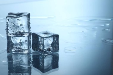 Ayna yüzeyinde temiz buz küpleri, metin için boşluk