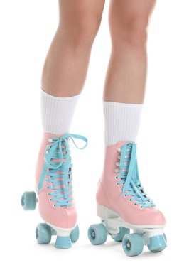 Beyaz arka planda patenli kadın, yakın plan.