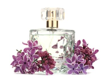 Bir şişe lüks parfüm ve beyaza ayrılmış leylak çiçekleri.