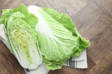 Tahta masada taze Çin lahanaları, üst manzara.