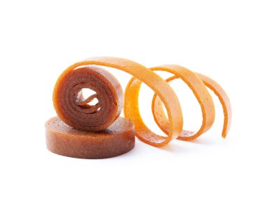 Beyaz arka planda lezzetli meyve ruloları