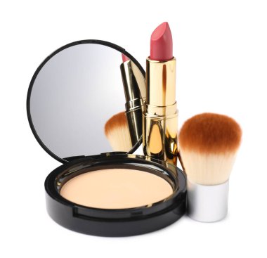 Beyaz üzerine ayna, fırça ve ruj sürülmüş açık yüz pudrası