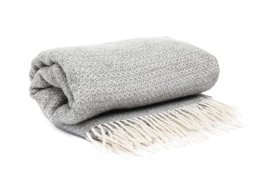Katlanmış gri yünlü battaniye beyaza izole edilmiş.