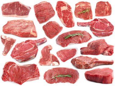 Beyaza izole edilmiş çiğ et parçaları, kolaj.