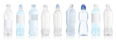 Beyaz arka planda su bulunan plastik şişeler, hazır.