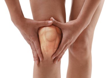 Diz anatomisi. Bacağında beyaz arkaplan olan kadın, yakın plan.