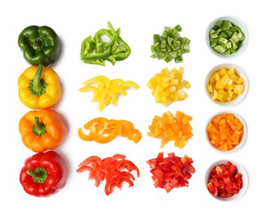 Tam ve dilimlenmiş taze dolmalık biber, beyaz kolaj. Üst görünüm